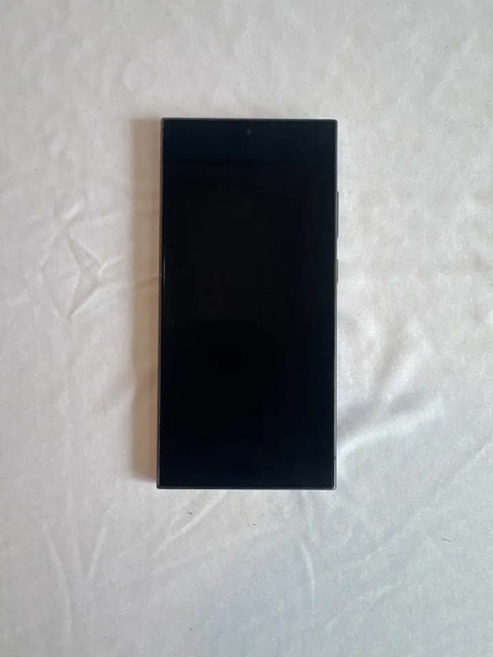 Samsung Galaxy S24 Ultra černý – skvrny na displeji, bez SIM zásuvky