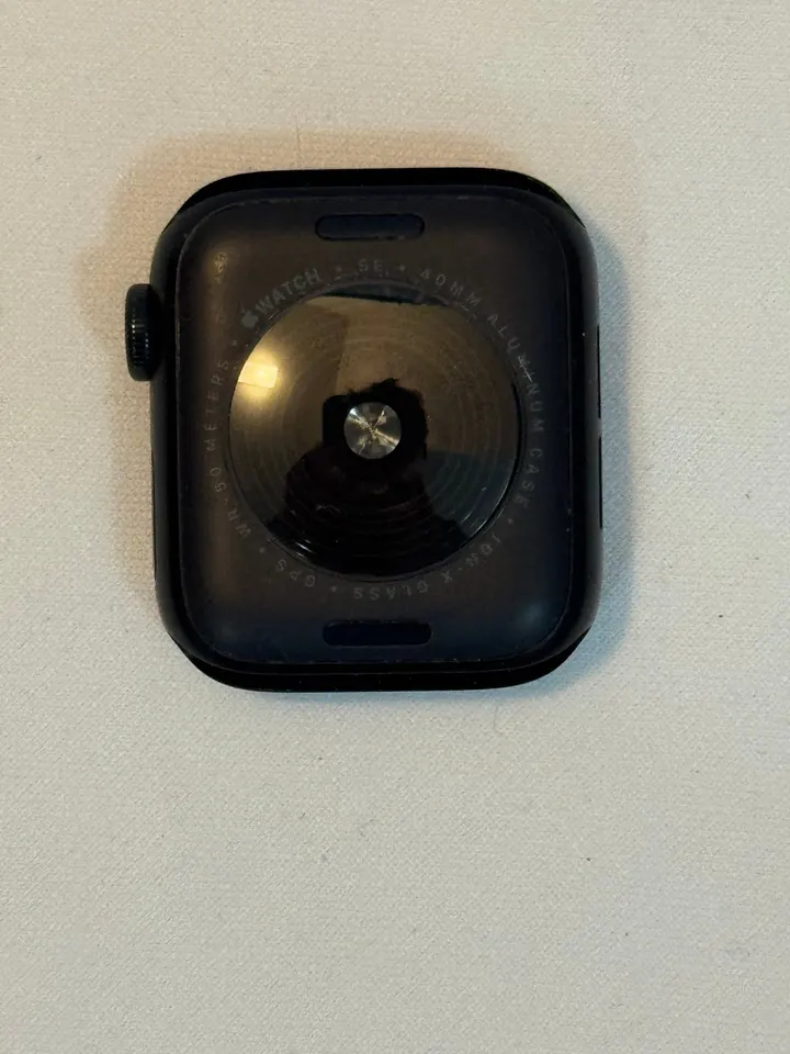 Apple Watch SE (2. generace) 40 mm GPS Midnight – zamčené PIN kódem