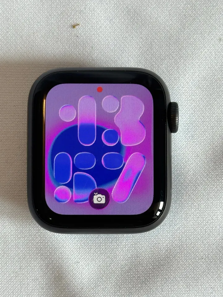 Apple Watch Series 6 GPS 40 mm Space Gray – baterie 91 %, škrábance